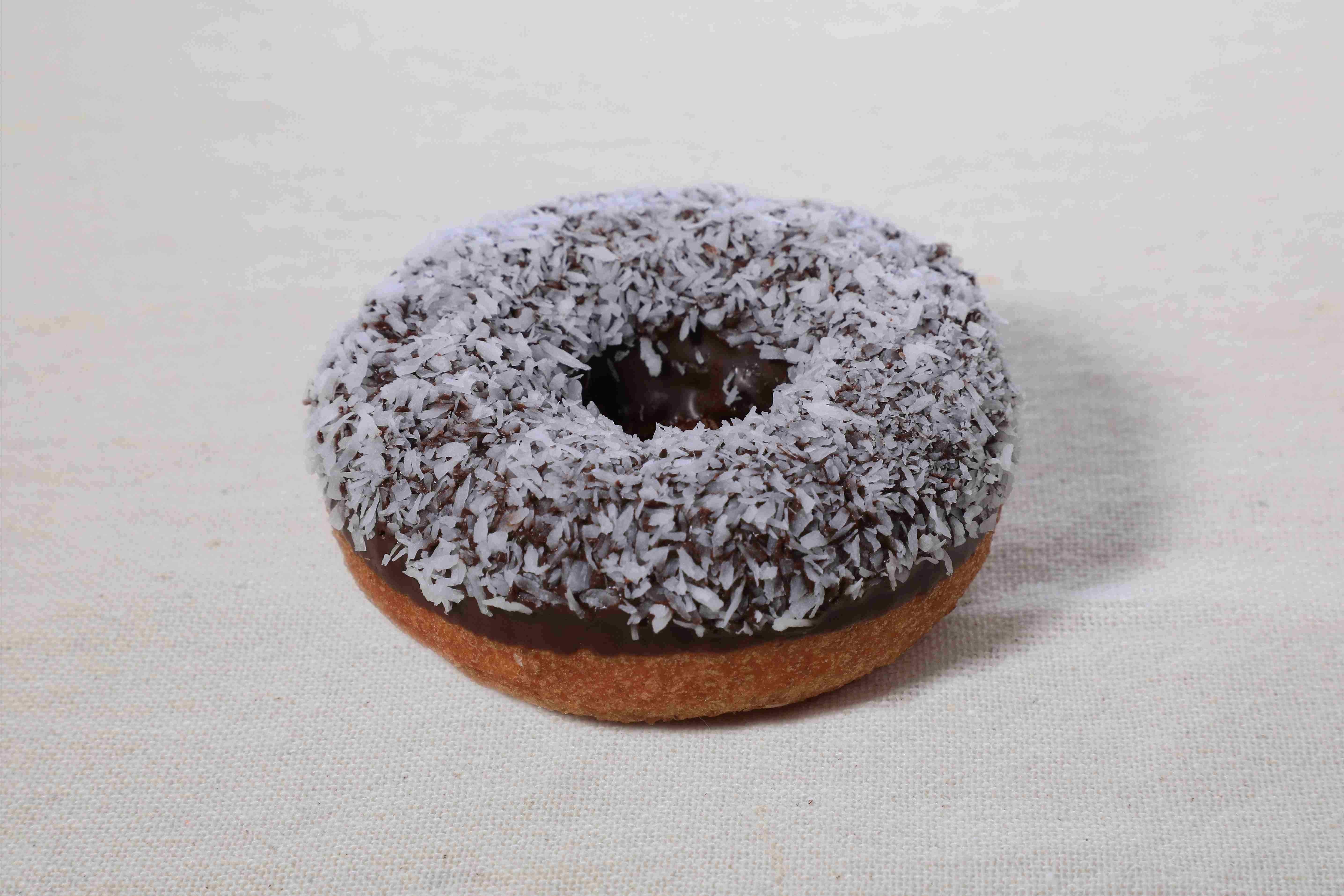 フェイクスイーツ ココナッツチョコドーナツ ココナツチョコレート 食品サンプル ココナッツチョコドーナツ｜3時のおやつをおとりよせ | 奈良より直送
