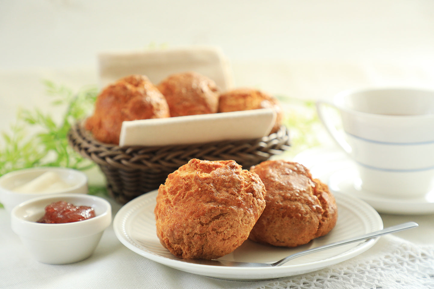 スコーンにジャムを添えて